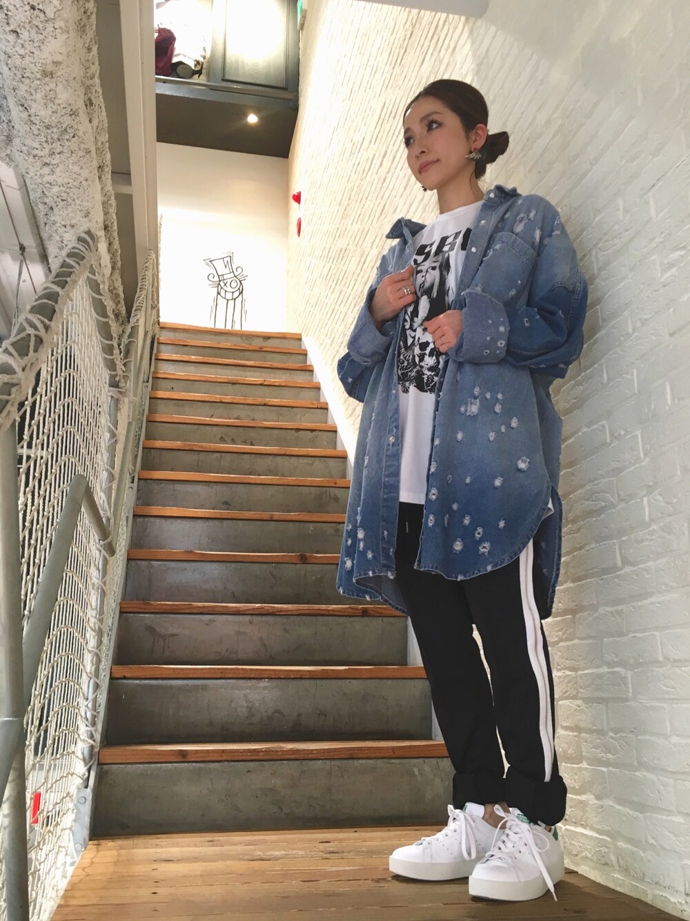 「デニム、デニムジャケット、LHP、デニムシャツ、ダメージ、春、今日のコーデ、LHP大阪、misbhv、ラインパンツ」｜「DANKE SCHONのDankeSchon/ダンケシェーン/Big DenimShirts（シャツ/ブラウス、ブルー系）」を使った、hanae maruiさん（レディース・155cm）の春コーディネートの1枚目の写真