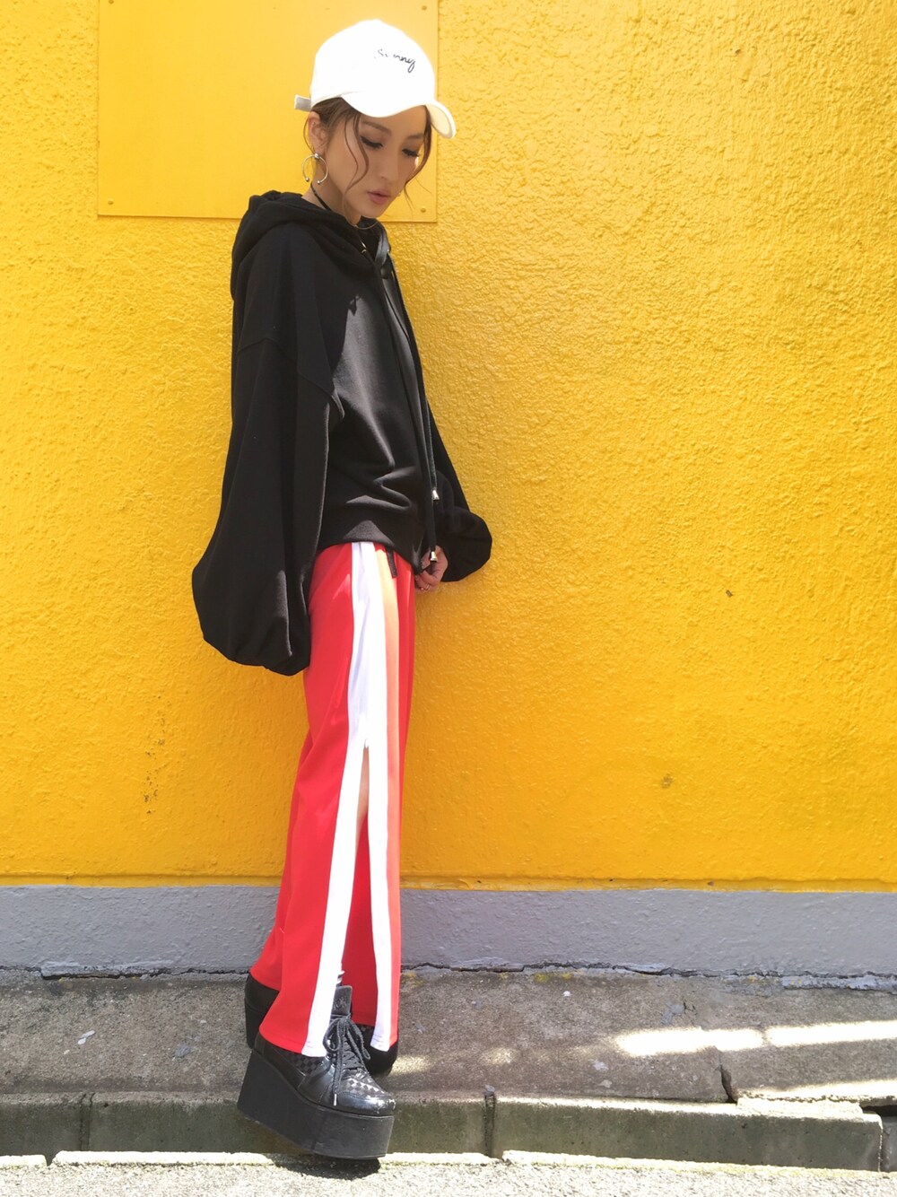 「ootd、キャップ、chica、ラインパンツ、ジャージ、スリット、パーカー、スポーツミックス、LHP、LHP大阪」｜「Little sunny biteのLittleSunnyBite/リトルサニーバイト/Sunny B Cap（キャップ、ピンク系）」を使った、hanae maruiさん（レディース・155cm）の春コーディネートの1枚目の写真