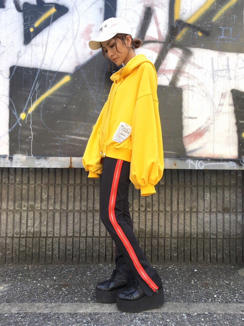 「春コーデ、パンツスタイル、春、スニーカー、赤、黄色、パーカー、ラインパンツ、LHP、chica」｜「DANKE SCHONのDankeSchon/ダンケシェーン/Jersey Skinny Pants（その他パンツ、ホワイト系）」を使った、hanae maruiさん（レディース・155cm）の春コーディネートの1枚目の写真