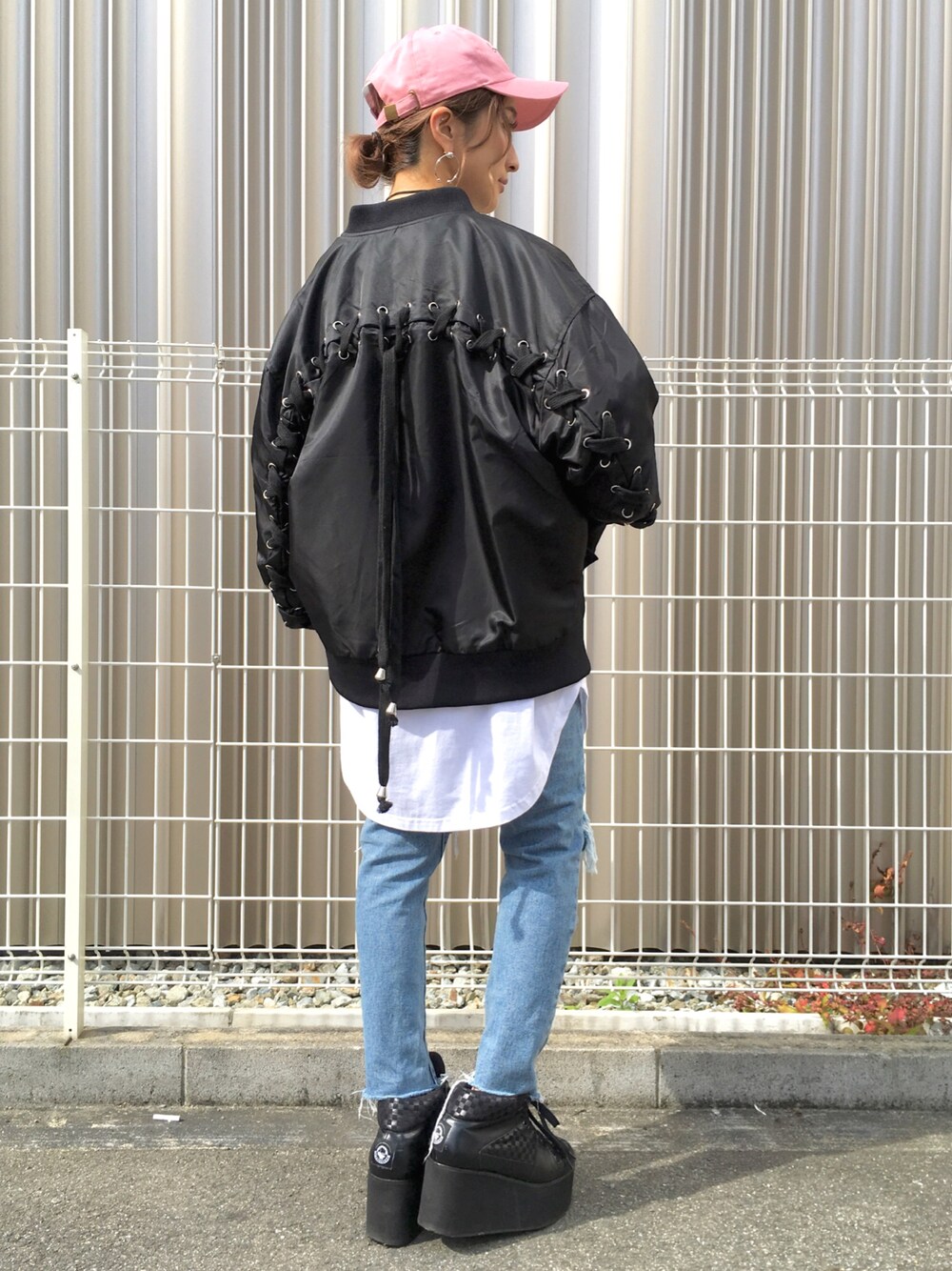 「春コーデ、パンツスタイル、春、スニーカー、outfit、春アウター、MA-1、LHP、LHP大阪、LHPWOMENS」｜「Chicaのchica/チカLaceUp MA-1（ブルゾン、ブラック系）」を使った、hanae maruiさん（レディース・155cm）の春コーディネートの1枚目の写真
