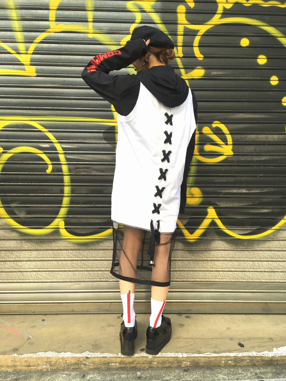 「ワンピース、LHP、レースアップ、ootd、メッシュ、ラクチンコーデ、outfit、LHP大阪、はるコーデ、LHPWOMENS」｜「yuliayefimtchukのアイテム（Tシャツ/カットソー、ブラック系）」を使った、hanae maruiさん（レディース・155cm）の春コーディネートの1枚目の写真
