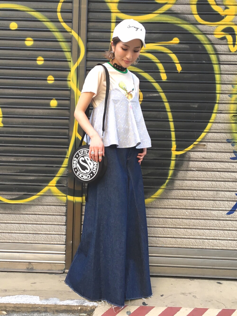 「夏、fashion、キャップ、little sunny bite、LHP、LHP大阪、LHPWOMENS、レイヤードスタイル、ワイドパンツ、デニム」｜「Little sunny biteのlittle sunny bite　sunny b キャップ　LG-037G（キャップ、ホワイト系）」を使った、hanae maruiさん（レディース・155cm）の春コーディネートの1枚目の写真