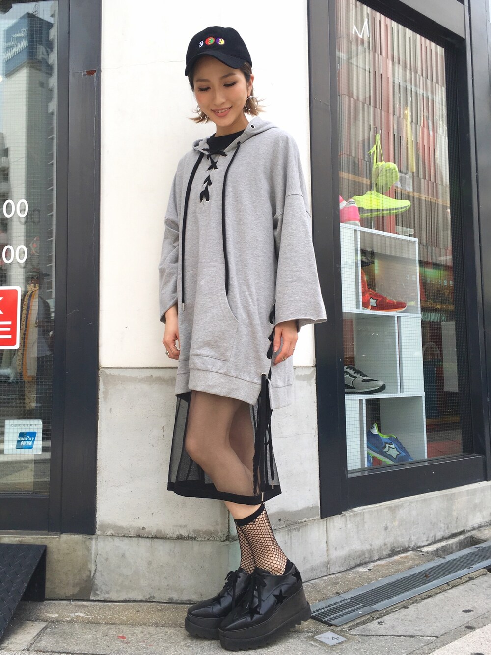 「ワンピース、キャップ、LHP、レイヤードスタイル、レースアップ、春コーデ、メッシュ、LHP大阪、LHPWOMENS」｜「ChicaのChica/チカ/Lace-Up Layered OnePiece（ワンピース、ブラック系）」を使った、hanae maruiさん（レディース・155cm）の春コーディネートの1枚目の写真