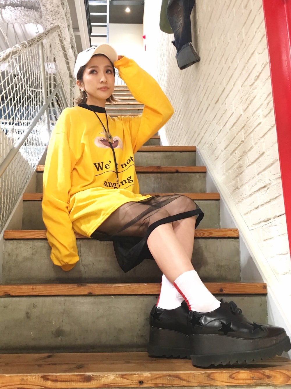 「ゆるコーデ、ロングTシャツ、イエロー、little sunny bite、LHP、LHP大阪、LHPWOMENS、chica、レイヤードスタイル」｜「Little sunny biteのLittleSunnyBite/リトルサニーバイト/Long Tee Lip（Tシャツ/カットソー、イエロー系）」を使った、hanae maruiさん（レディース・155cm）の春コーディネートの1枚目の写真