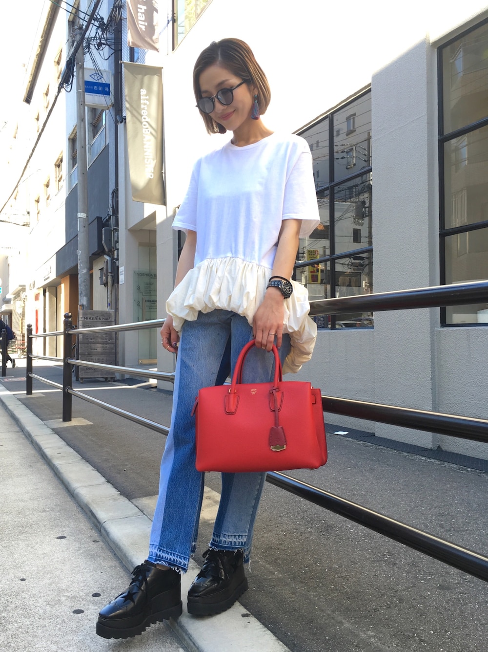 「シンプルコーデ、オトナカジュアル、ootd、summer、ホワイト、デニム、サングラス、LHP、LHP大阪、LHPWOMENS」｜「MCMのMCM/エムシーエム/Milla Mini ToteBag（ハンドバッグ、レッド系）」を使った、hanae maruiさん（レディース・155cm）の春コーディネートの1枚目の写真