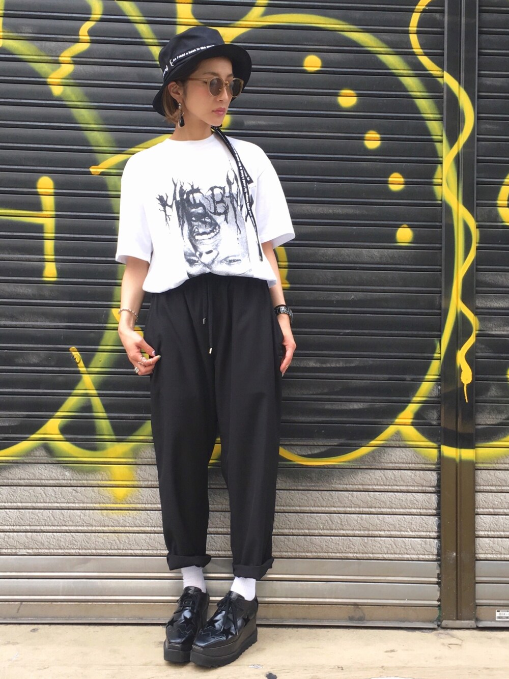 「夏コーデ、休日スタイル、ラクチンコーデ、ホワイト、イージーパンツ、misbhv、LHP、LHP大阪、バケットハット、ootd」｜「WHITELANDのWHITELAND/ホワイトランド/Easy Pants（その他パンツ、ブラック系）」を使った、hanae maruiさん（レディース・155cm）の夏コーディネートの1枚目の写真