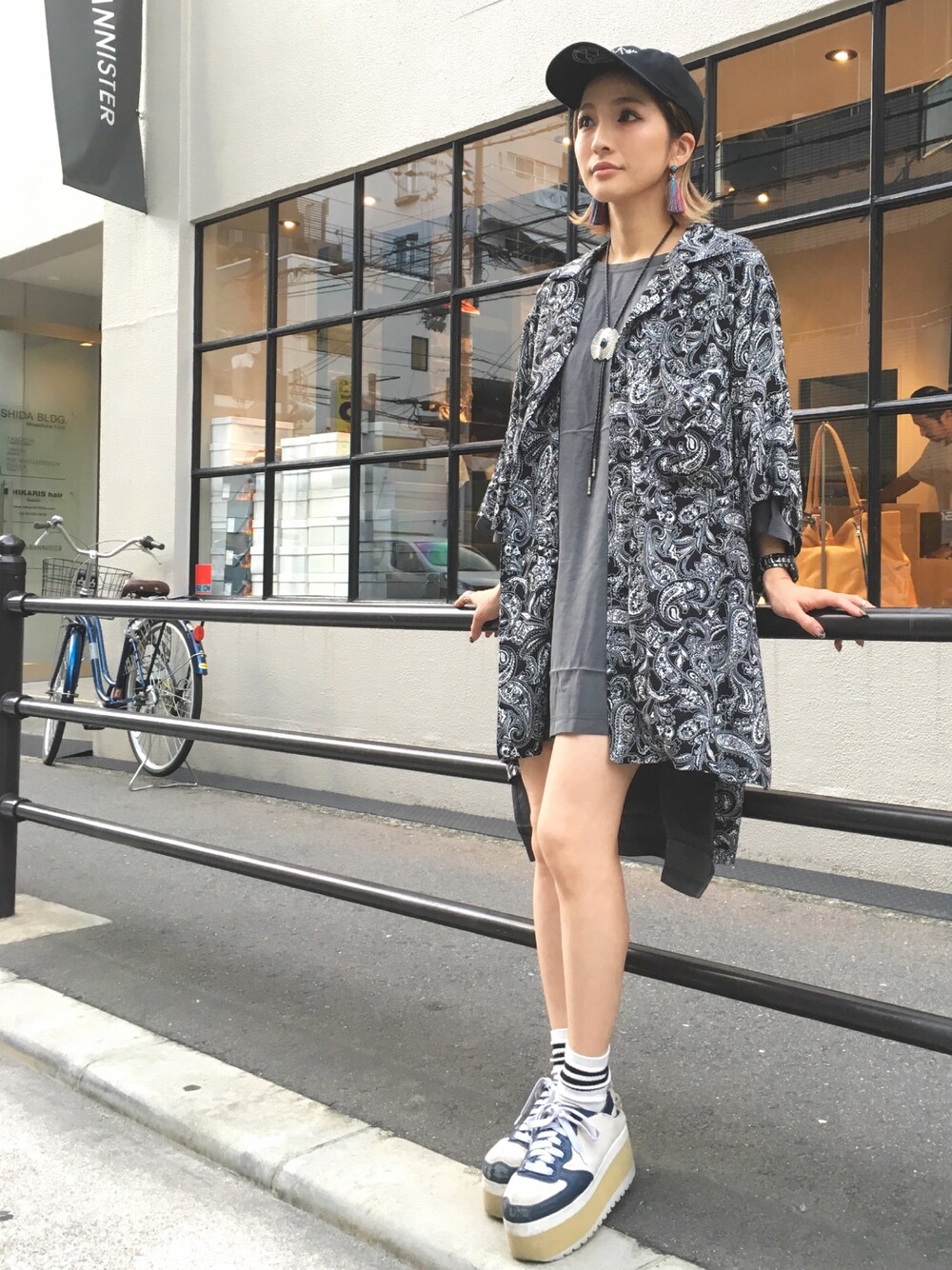 「夏、ラフ、summer、ootd、柄シャツ、シャツスタイル、ロングシャツ、LHP、LHP大阪、LHPWOMENS」｜「KaneZのKaneZ/ケインズ/ANGER POLO CAP （キャップ、ブラック系）」を使った、hanae maruiさん（レディース・155cm）の夏コーディネートの1枚目の写真