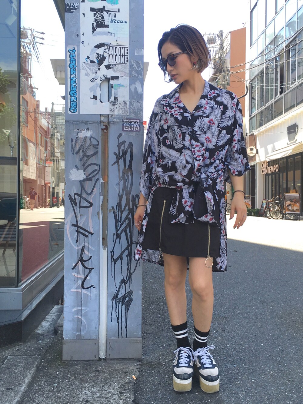 「夏コーデ、ゆるコーデ、暑い、アロハシャツ、シャツスタイル、夏、LHP、LHP大阪、柄シャツ」｜「DANKE SCHONのDankeSchon/ダンケシェーン/Floral Open Shirts（シャツ/ブラウス、ブラック系）」を使った、hanae maruiさん（レディース・155cm）の夏コーディネートの1枚目の写真