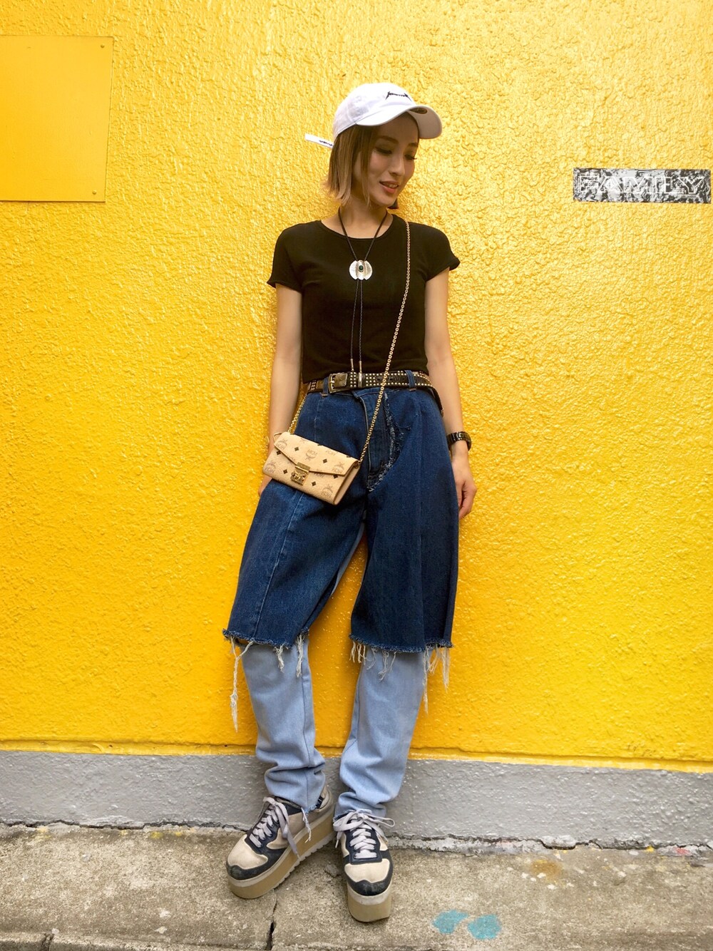 「夏コーデ、summer、デニム、Tシャツ、outfit、デニムパンツ、ootd、LHP、LHP大阪、LHPWOMENS」｜「MCMのMCM/エムシーエム/Patricia Wallet（財布、ベージュ系）」を使った、hanae maruiさん（レディース・155cm）の夏コーディネートの1枚目の写真