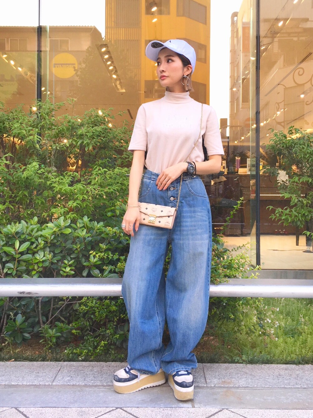 「ベージュ、ワイドデニム、デニム、夏、シンプル、CAP、MCM、LHP、LHP大阪、LHPWOMENS」｜「KaneZのLHP/エルエイチピー/KaneZ/ケインズ/METAL POLO CAP （キャップ、ホワイト系）」を使った、hanae maruiさん（レディース・155cm）の夏コーディネートの1枚目の写真
