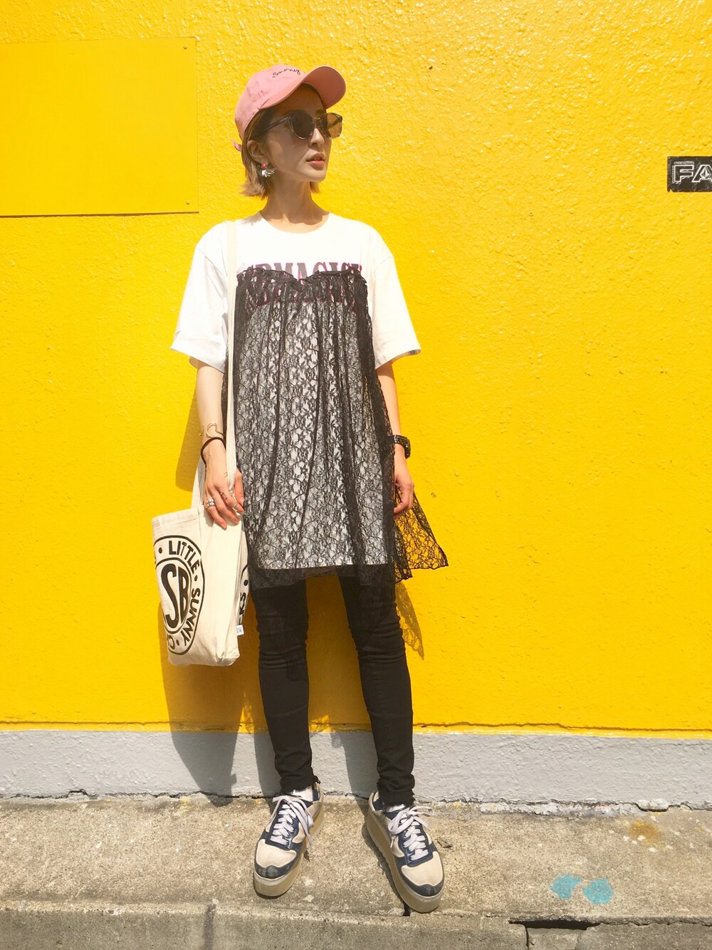 「ホワイト、夏、LHP、レース、レイヤードスタイル、モノトーンコーデ、little sunny bite、LHP大阪、LHPWOMENS」｜「Little sunny biteのLittleSunnyBite/リトルサニーバイト/Sunny B Cap（キャップ、ピンク系）」を使った、hanae maruiさん（レディース・155cm）の夏コーディネートの1枚目の写真