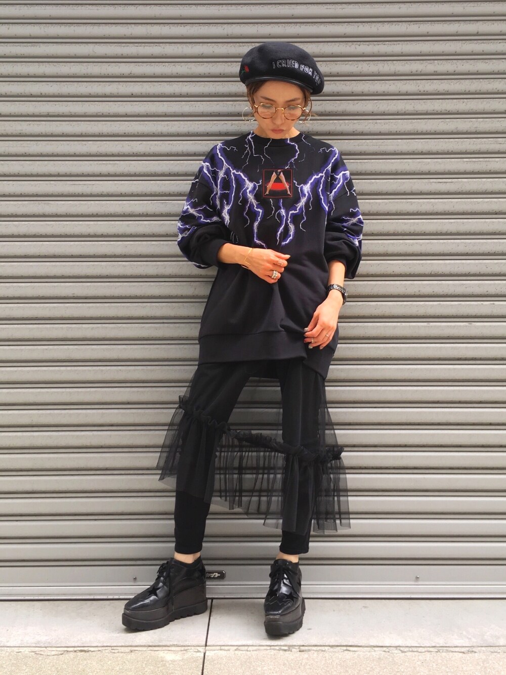 「ootd、秋色、パンツスタイル、fashion、ラクチンコーデ、秋のコーデ、black、レイヤードスタイル、Alexander Wang、ベレー帽」｜「alexanderwangのアイテム（スウェット、ブラック系）」を使った、hanae maruiさん（レディース・155cm）の夏コーディネートの1枚目の写真