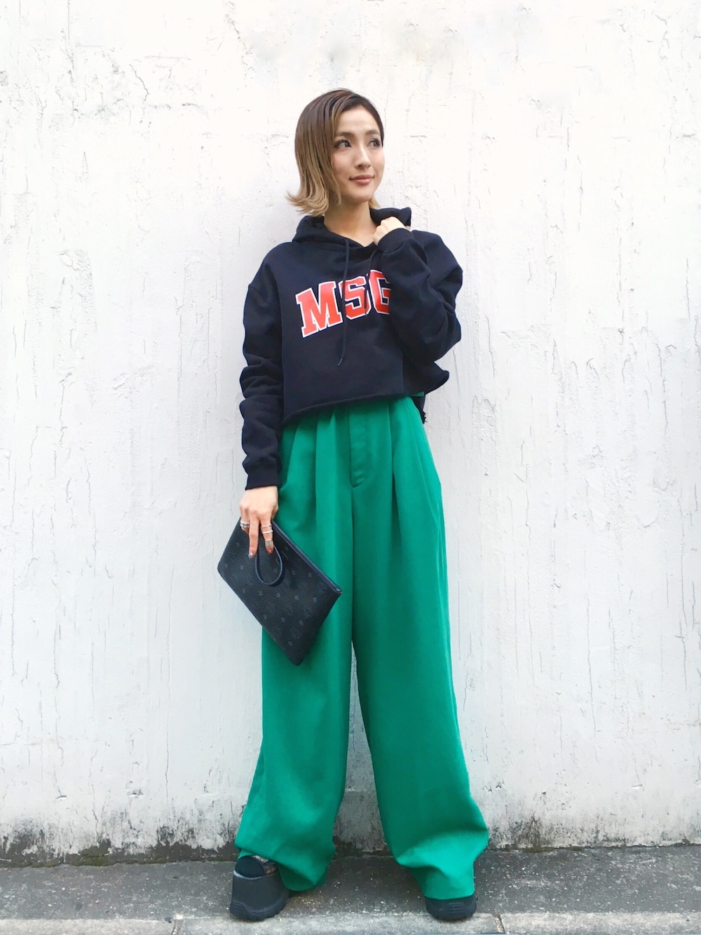 「オトナカジュアル、パンツスタイル、秋色、秋のコーデ、MSGM、ワイドパンツ、クラッチバッグ、LHP、パーカー、LHP大阪」｜「MSGMのアイテム（パーカー、ブラック系）」を使った、hanae maruiさん（レディース・155cm）の夏コーディネートの1枚目の写真
