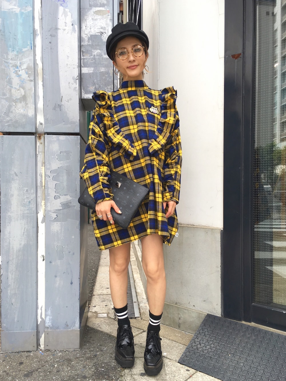 「チェック、秋のコーデ、LHP、秋色、little sunny bite、秋、LHP大阪、秋コーデ、LHPWOMENS」｜「MCMのMCM/エムシーエム/Basic ClutchBag（クラッチバッグ、ブラック系）」を使った、hanae maruiさん（レディース・155cm）の夏コーディネートの1枚目の写真