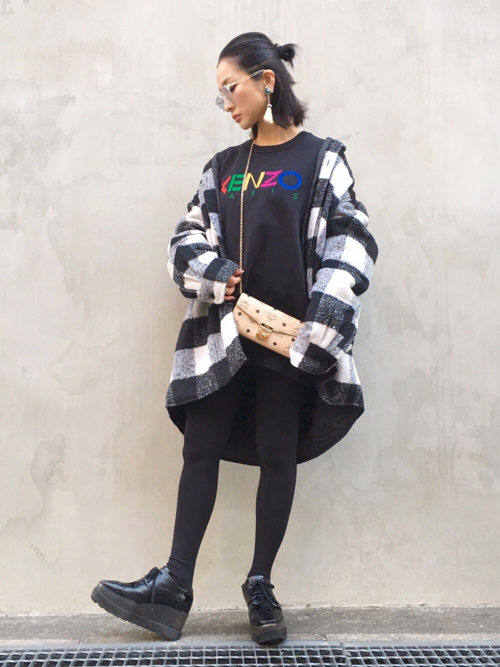 「チェックシャツ、KENZO、サングラス、LHP、冬コーデ、MCM、ootd、adsr、LHP大阪」｜「A.D.S.R.のADSR/エーディーエスアール/SATCHMO（サングラス、ブルー系）」を使った、hanae maruiさん（レディース・155cm）の冬コーディネートの1枚目の写真