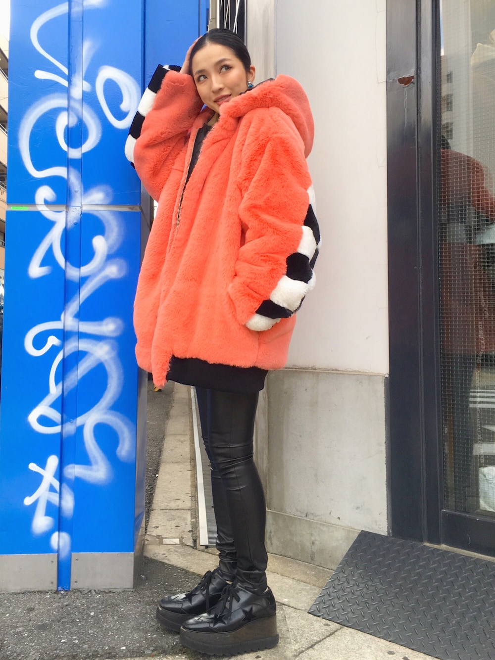「パンツスタイル、冬、winter、オーバーサイズ、fashion、ファー、もこもこ、レザーパンツ、スキニー、LHP」｜「DANKE SCHONのDankeSchon/ダンケシェーン/Checker Fur Blouson（ブルゾン、ピンク系）」を使った、hanae maruiさん（レディース・155cm）の冬コーディネートの1枚目の写真
