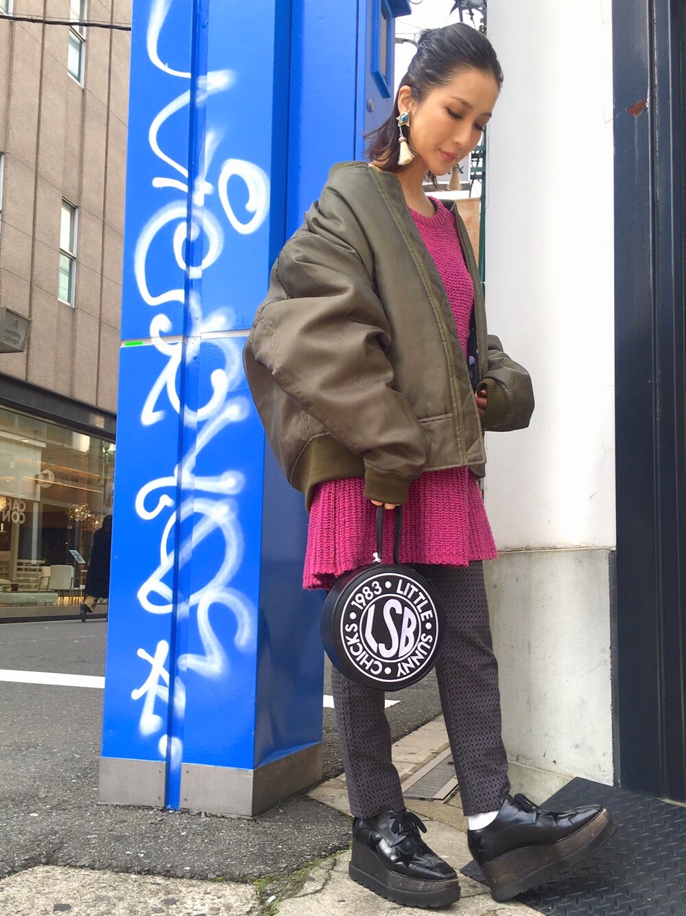 「ピンク、MA-1、スラックス、LHP、カーキ、ラフ、冬、ootd、little sunny bite、LHP大阪」｜「Little sunny biteのLittleSunnyBite/リトルサニーバイト/Muppets Kermit MA-1（MA-1、グリーン系）」を使った、hanae maruiさん（レディース・155cm）の冬コーディネートの1枚目の写真