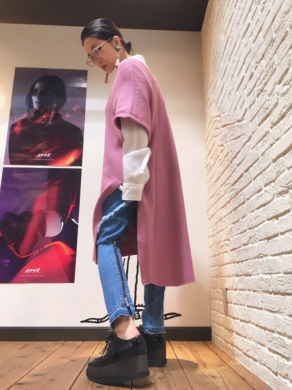 「ootd、春コーデ、春、ピンク、デニム、白シャツ、LHP、LHP大阪、sulvam、サングラス」｜「sulvamのアイテム（デニムパンツ、ブルー系）」を使った、hanae maruiさん（レディース・155cm）の冬コーディネートの1枚目の写真