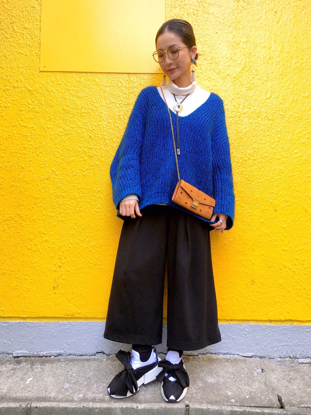 「ootd、outfit、ゆるコーデ、ワイドパンツ、MM6、ブルー、adsr、MCM、LHP、LHP大阪」｜「MCMのMCM/エムシーエム/Patricia Wallet（財布、ブラウン系）」を使った、hanae maruiさん（レディース・155cm）の冬コーディネートの1枚目の写真