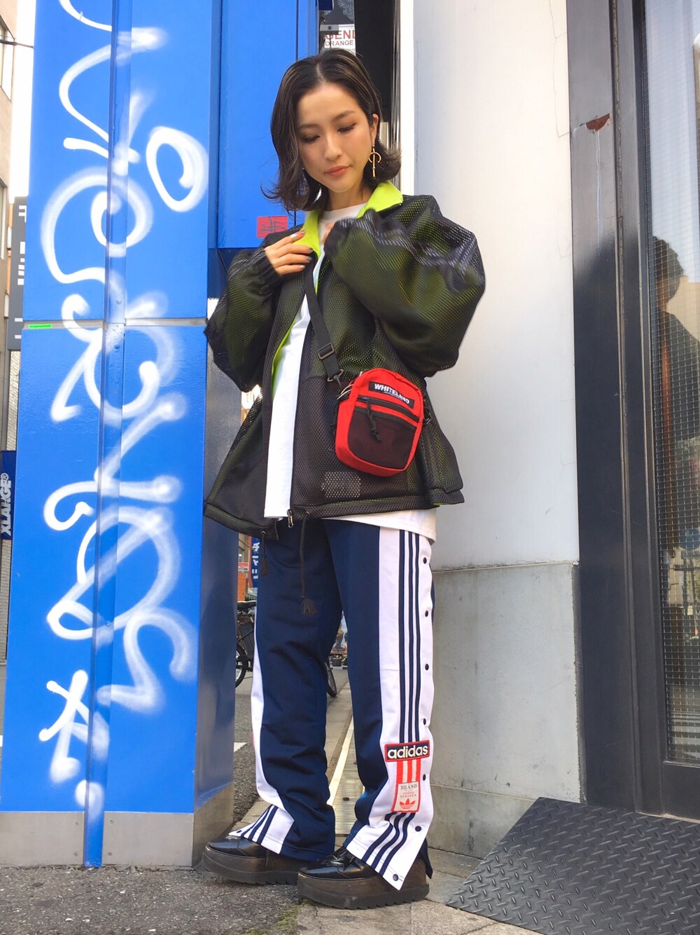 「adidas、LHP、スポーツミックス、ラフ、ootd、春コーデ、LHP大阪、ラインパンツ」｜「WHITELANDのWHITELAND/ホワイトランド/サコッシュ（エコバッグ/サブバッグ、レッド系）」を使った、hanae maruiさん（レディース・155cm）の冬コーディネートの1枚目の写真