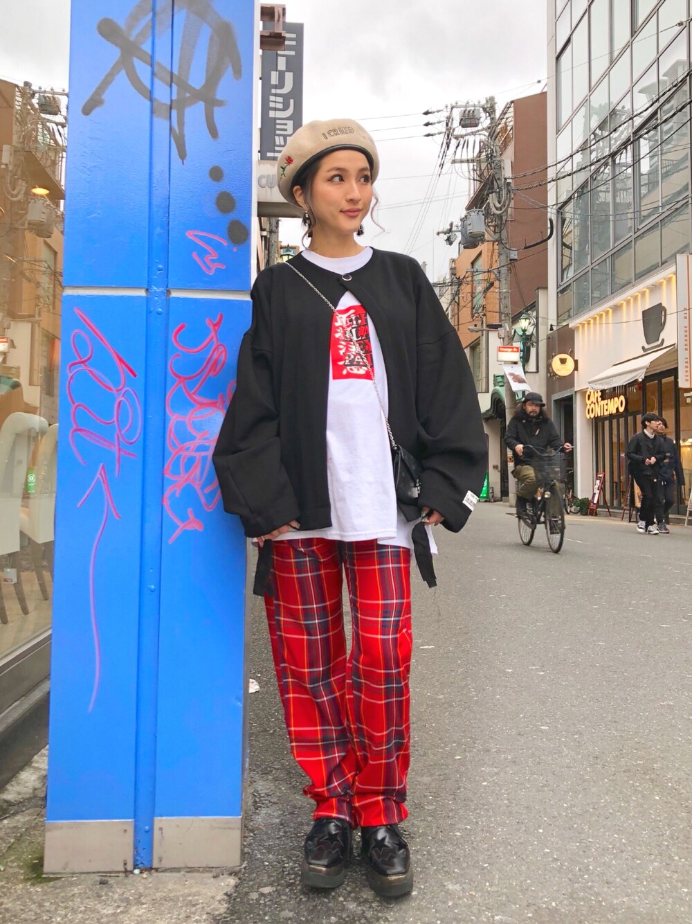 「ゆるコーデ、はるコーデ、カーディガン、blackeyepatch、ベレー帽、チェック、LHP、LHP大阪、春コーデ、春」｜「PLEASURESのPLEASURES/プレジャーズ/RUDEBOY PANTS（その他パンツ、レッド系）」を使った、hanae maruiさん（レディース・155cm）の春コーディネートの1枚目の写真