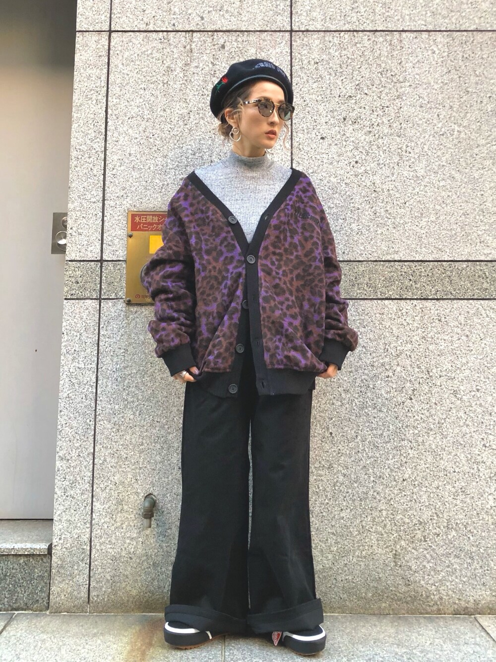 「カーディガン、レオパード、ベレー帽、サングラス、LHP、冬コーデ、ワイドパンツ、adsr」｜「PLEASURESのPLEASURES/プレジャーズ/Rotten Mohiar Cordigan（カーディガン/ボレロ、パープル系）」を使った、hanae maruiさん（レディース・155cm）の秋コーディネートの1枚目の写真