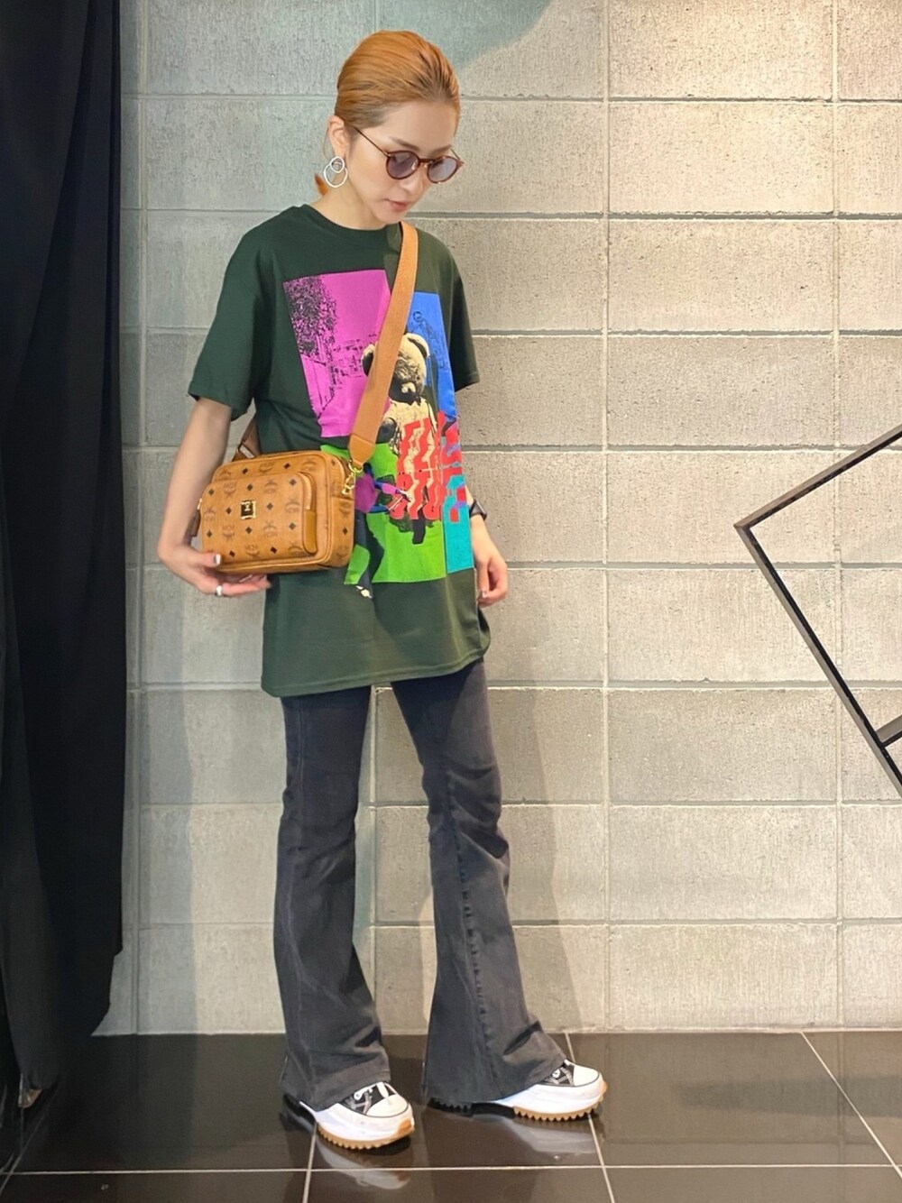 「ショルダーバッグ、Tシャツ、converse、サングラス、MCM、L.H.P、LHP名古屋、フラグスタフ」｜「MCMのMCM/エムシーエム/〈クラシック〉ヴィセトス クロスボディバッグ/Classic CrossBodyBag small（ショルダーバッグ、ブラウン系）」を使った、hanae maruiさん（レディース・155cm）の夏コーディネートの1枚目の写真