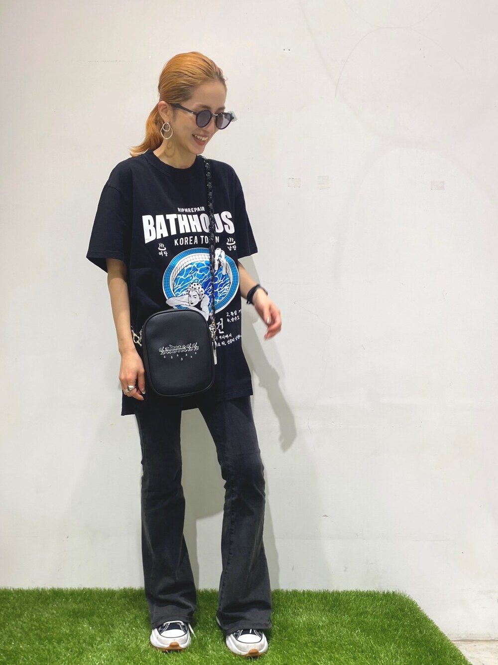 「ブラック、ブラックコーデ、サングラス、LHP、スニーカーコーデ、シンプルコーデ、黒Tシャツ、LHP名古屋、韓国ファッション」｜「AZS TOKYOのAZS TOKYO/アザストーキョー/P CHAIN CHOUDER SADNESS/チェーンショルダーバック（ショルダーバッグ、ブラック系）」を使った、hanae maruiさん（レディース・155cm）の夏コーディネートの1枚目の写真