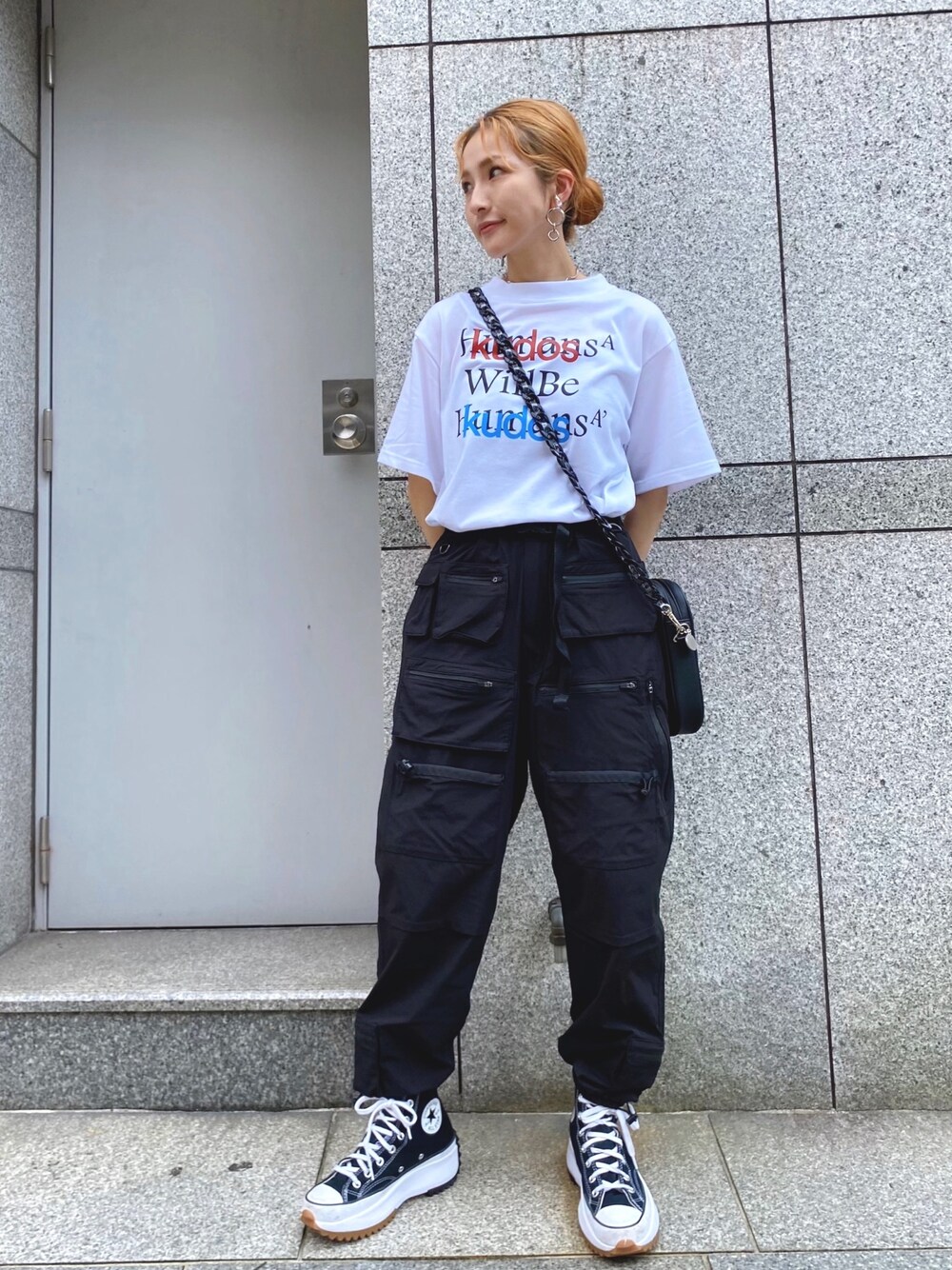 「ショルダーバッグ、Tシャツ、converse、LHP、パンツスタイル、ootd、モノトーンコーデ、白Tシャツ、LHP名古屋」｜「kudosのKUDOS×BLUFCAMP/クードス×ブルーフキャンプ/KUDOS T-SHIRT/プリントTシャツ（Tシャツ/カットソー、ホワイト系）」を使った、hanae maruiさん（レディース・155cm）の夏コーディネートの1枚目の写真