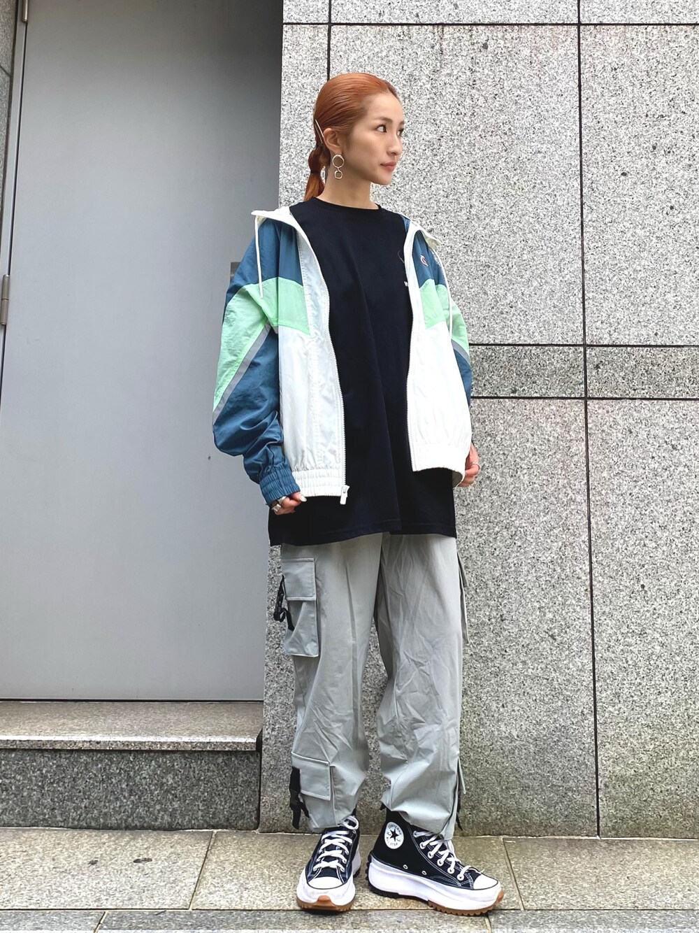 ホワイト系のブルゾン、ブラック系のTシャツ/カットソー、ブラック系のTシャツ/カットソーを着用したレディースの夏コーディネートの1枚目の写真