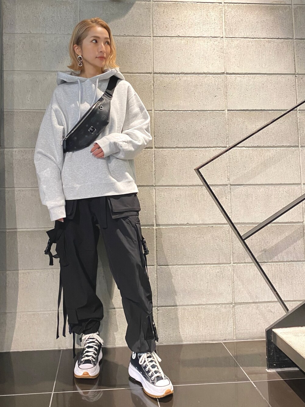 「スウェット、コンバース、プルオーバー、LHP、MCM、カーゴパンツ、Alexander Wang、ウエストポーチ、LHP名古屋」｜「alexanderwangのアイテム（パーカー、グレー系）」を使った、hanae maruiさん（レディース・155cm）の秋コーディネートの1枚目の写真
