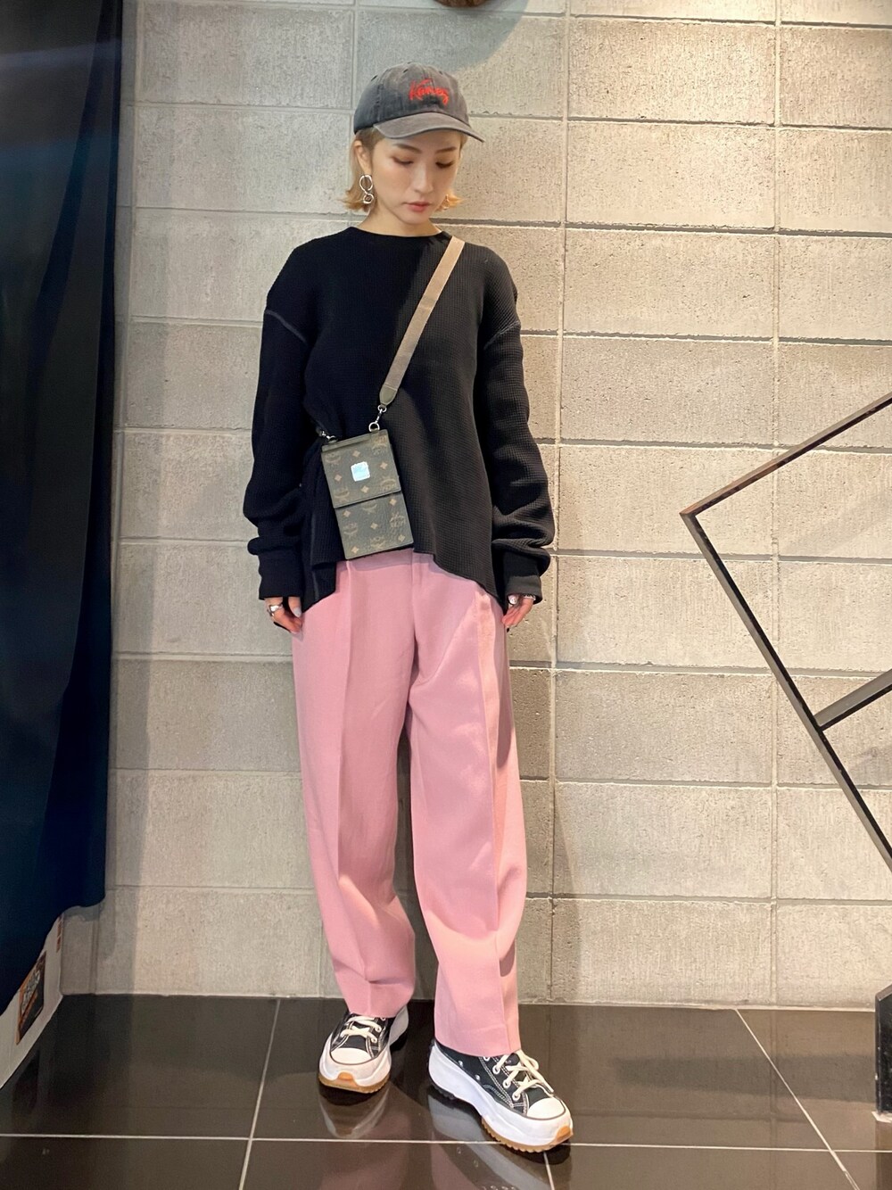 「秋服、スラックス、キャップ、MCM、サコッシュ、LHP、LHP名古屋、秋のコーデ」｜「MCMのMCM/エムシーエム/ヴィセトス ヴィセトス カードホルダー/VISETOS ORIGINAL NAME TAG（カードケース、グリーン系）」を使った、hanae maruiさん（レディース・155cm）の秋コーディネートの1枚目の写真