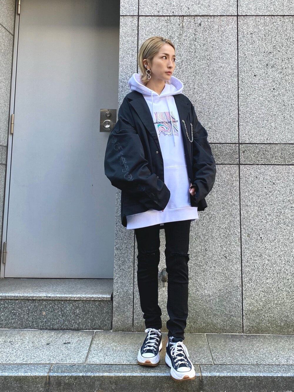 「黒スキニー、ストリートファッション、冬コーデ、パーカー、ジャケット、LHP、LHP名古屋、オーバーサイズ、秋冬コーデ」｜「DANKE SCHONのDankeSchon/ダンケシェーン/TWILL CHAIN JACKET/ツイルチェーンジャケット（テーラードジャケット、ブラック系）」を使った、hanae maruiさん（レディース・155cm）の秋コーディネートの1枚目の写真