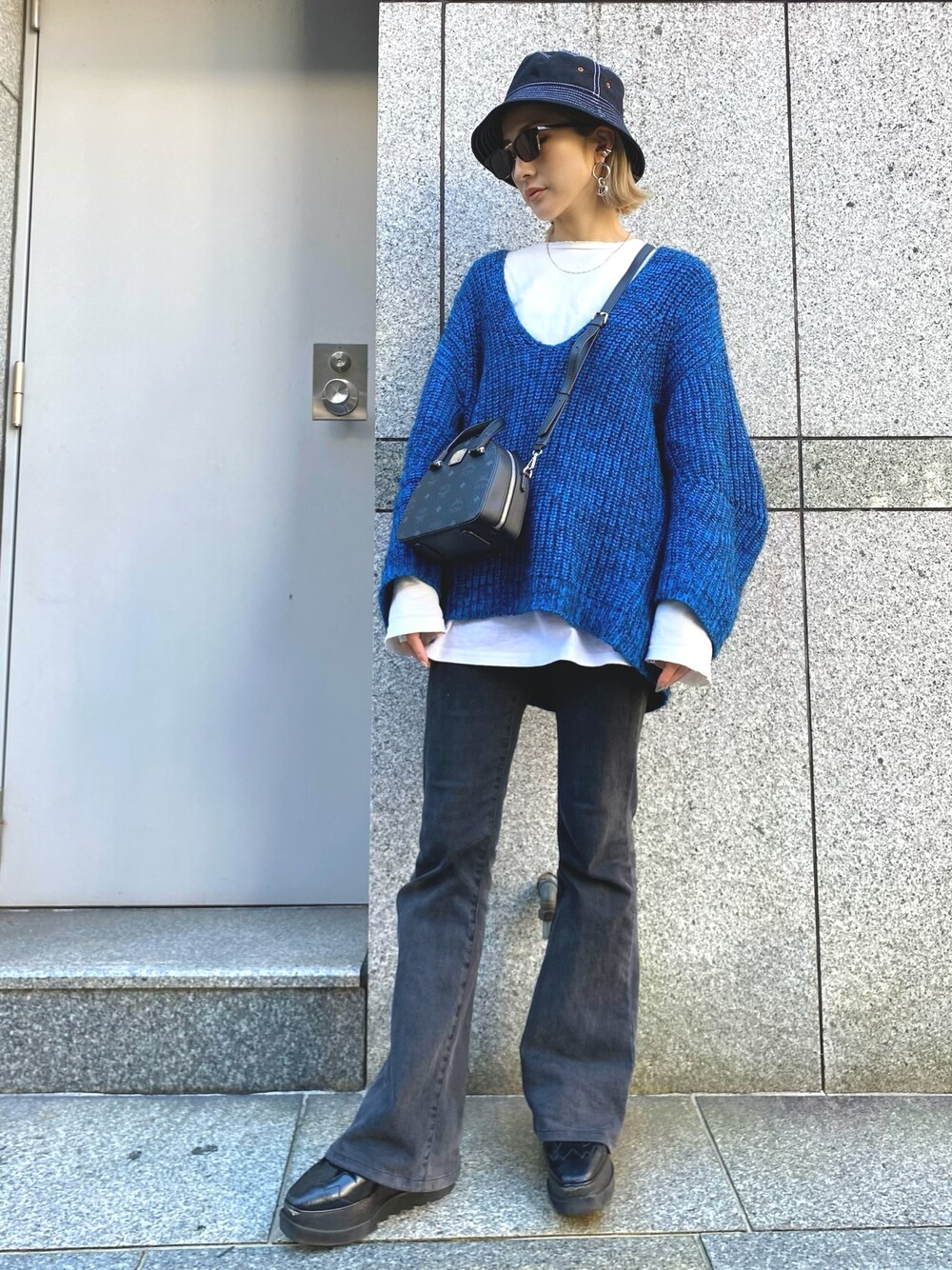 「ニット、サングラス、LHP、レイヤードスタイル、MCM、パンツスタイル、フレアパンツ、バケットハット、LHP名古屋」｜「MCMのMCM/エムシーエム/〈エッセンシャル〉ミニトートバッグ /Essential TotaBag Mini（トートバッグ、ブラック系）」を使った、hanae maruiさん（レディース・155cm）の秋コーディネートの1枚目の写真