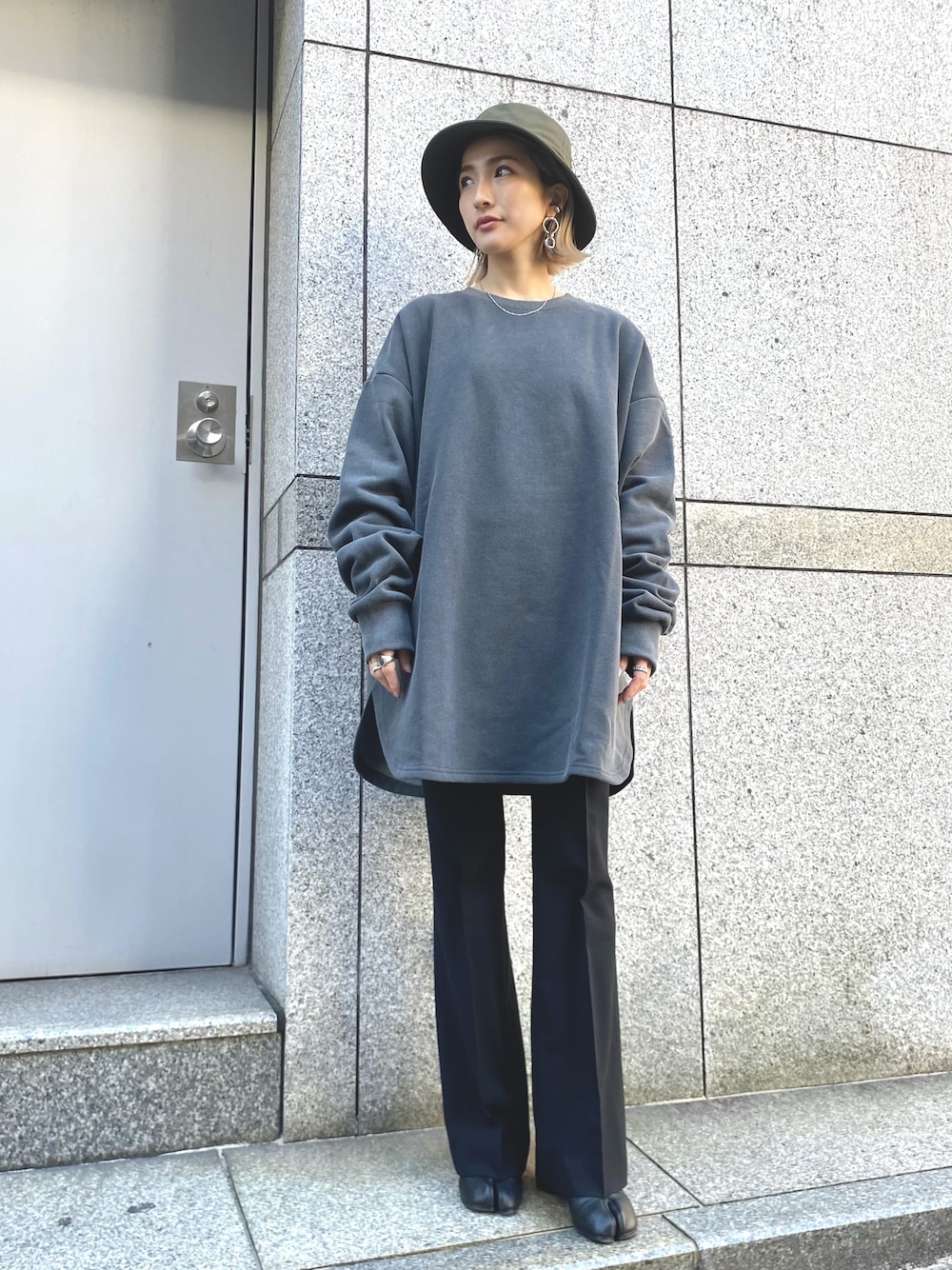 「冬コーデ、スウェット、ブーツ、オーバーサイズ、ビッグスウェット、バケットハット、スラックス、LHP、LHP名古屋、くすみカラー」｜「DANKE SCHONのDankeSchon/ダンケシェーン/裏起毛ピグメントクルーネックスウェット（スウェット、ブラック系）」を使った、hanae maruiさん（レディース・155cm）の秋コーディネートの1枚目の写真