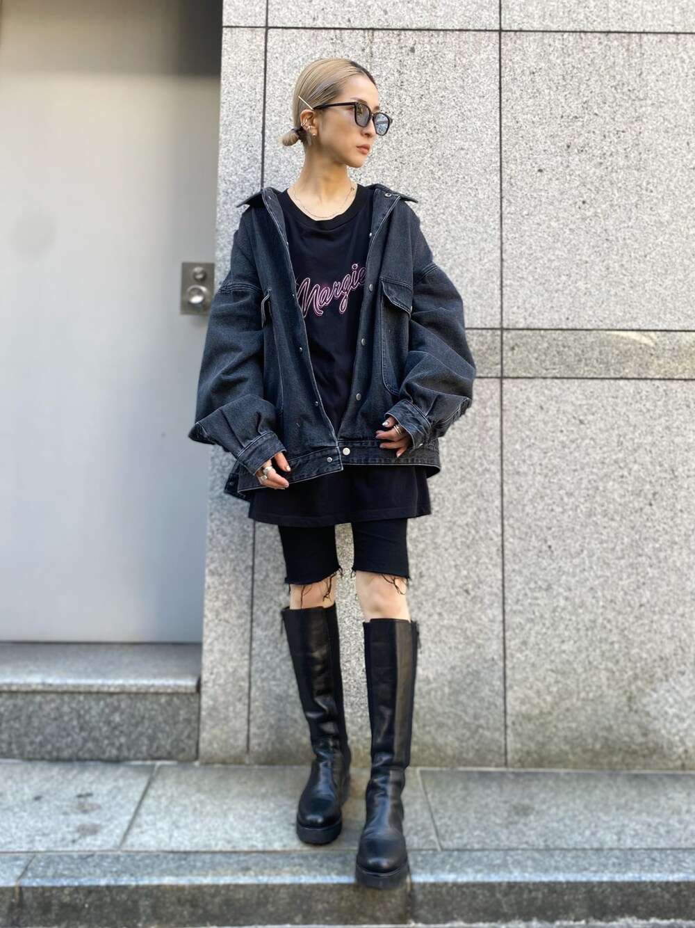 「ブラック、デニムジャケット、サングラス、LHP、ゆるコーデ、黒ブーツ、LHP名古屋」｜「A.D.S.R.のADSR/エーディーエスアール/MONK(モンク)（サングラス、ブルー系）」を使った、hanae maruiさん（レディース・155cm）の冬コーディネートの1枚目の写真