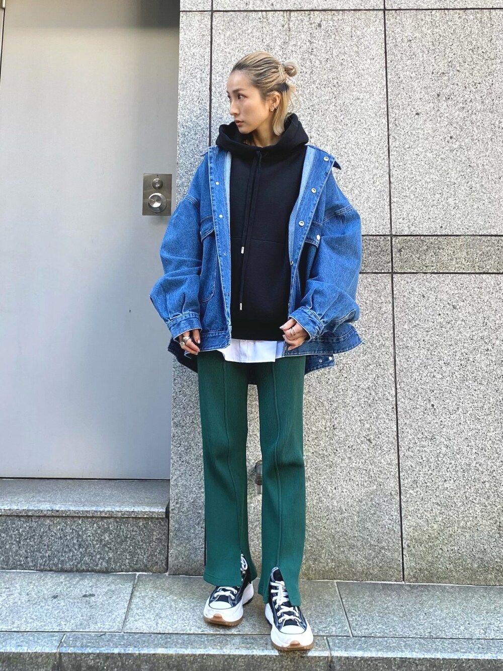 「スニーカー、デニムジャケット、LHP、冬コーデ、レイヤードスタイル、パーカーコーデ、LHP名古屋」｜「DANKE SCHONのDankeSchon/ダンケシェーン/DENIM COVER ALL/デニムジャケット（デニムジャケット、ブルー系）」を使った、hanae maruiさん（レディース・155cm）の冬コーディネートの1枚目の写真
