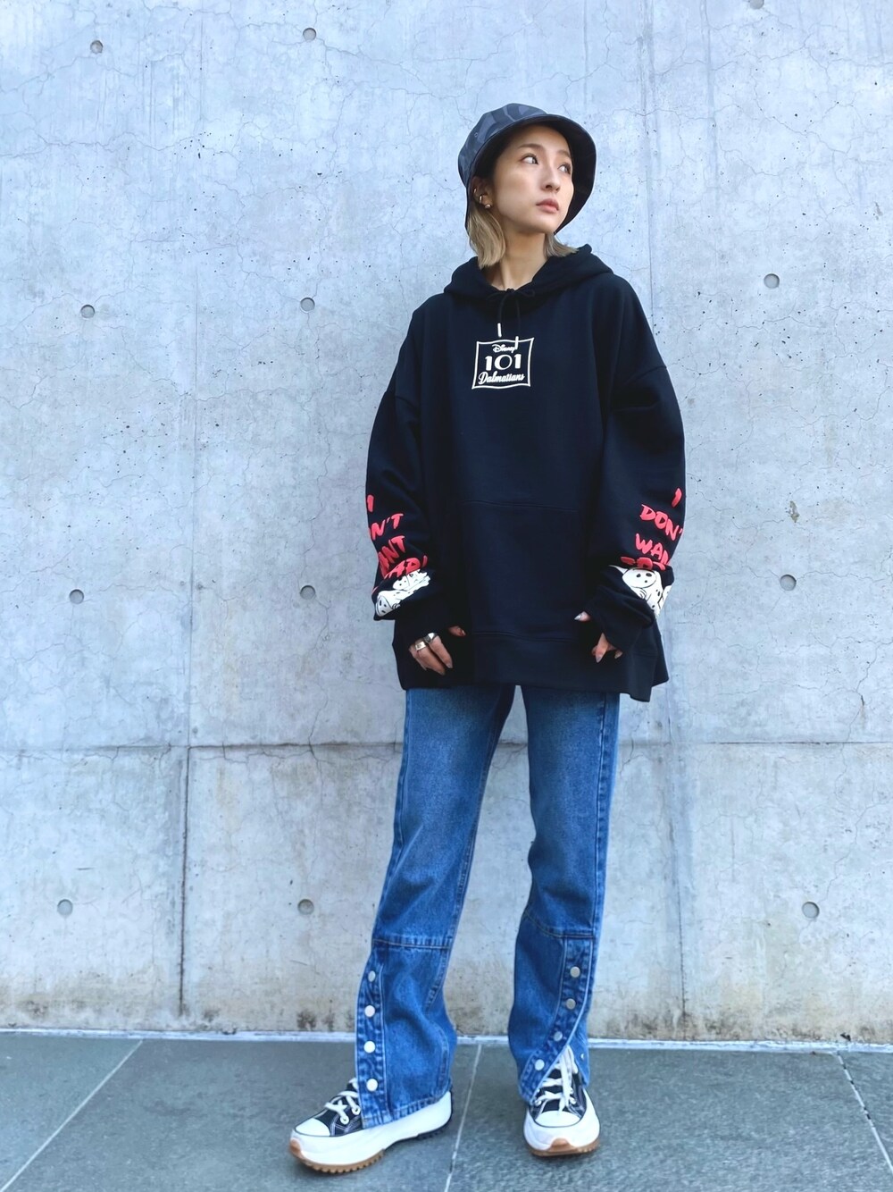 「スウェット、パーカー、LHP、LHP名古屋、デニム、バケットハット、オーバーサイズ、スニーカー」｜「DANKE SCHONのDankeSchon/ダンケシェーン/トライバルバケットハット（ハット、グレー系）」を使った、hanae maruiさん（レディース・155cm）の冬コーディネートの1枚目の写真