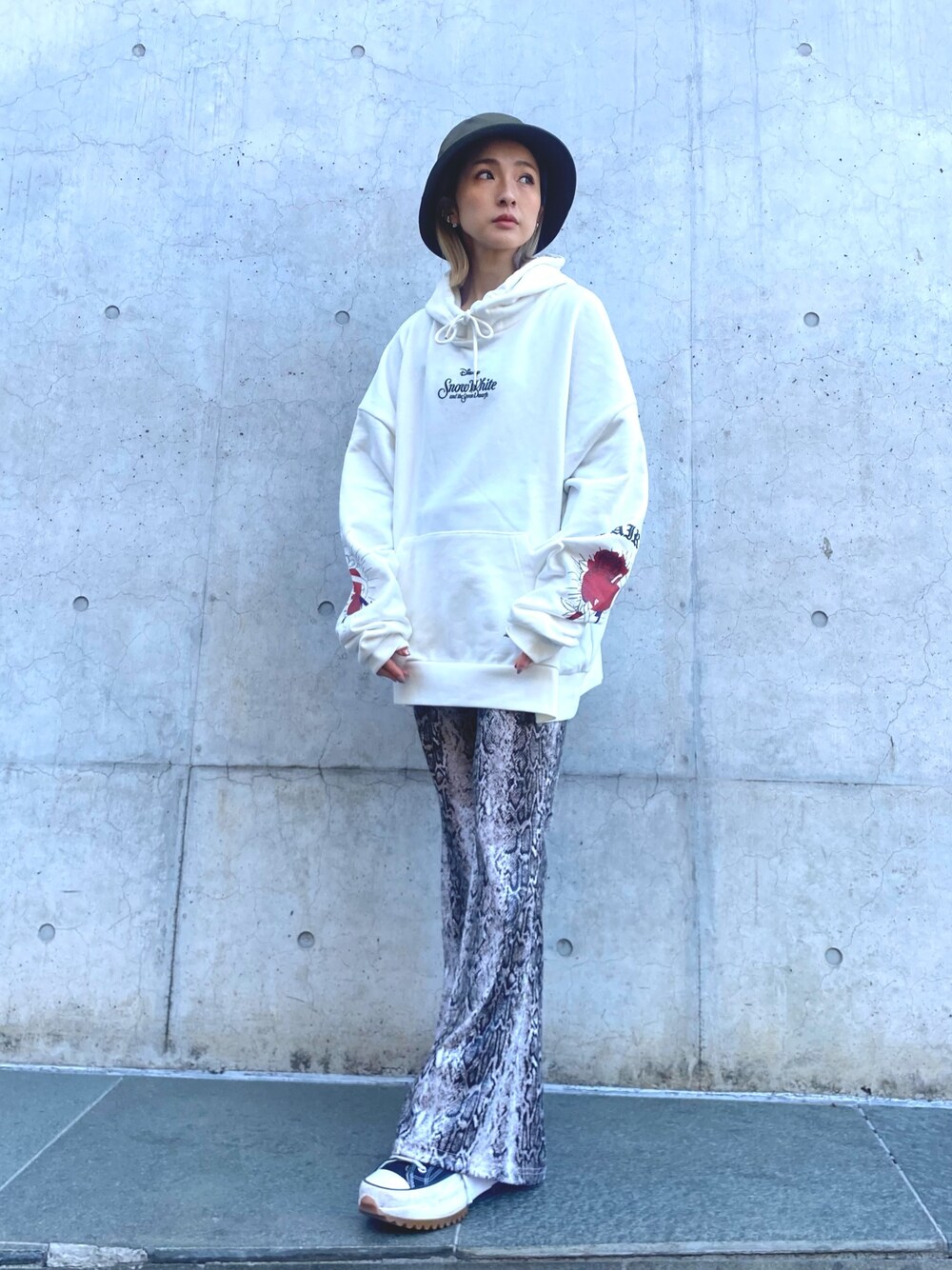 「コンバース、パイソン柄、バケットハット、パーカー、フレアパンツ、ゆるコーデ、LHP、LHP名古屋」｜「ChicaのChica/チカ/白雪姫デザインパーカー（パーカー、ホワイト系）」を使った、hanae maruiさん（レディース・155cm）の冬コーディネートの1枚目の写真