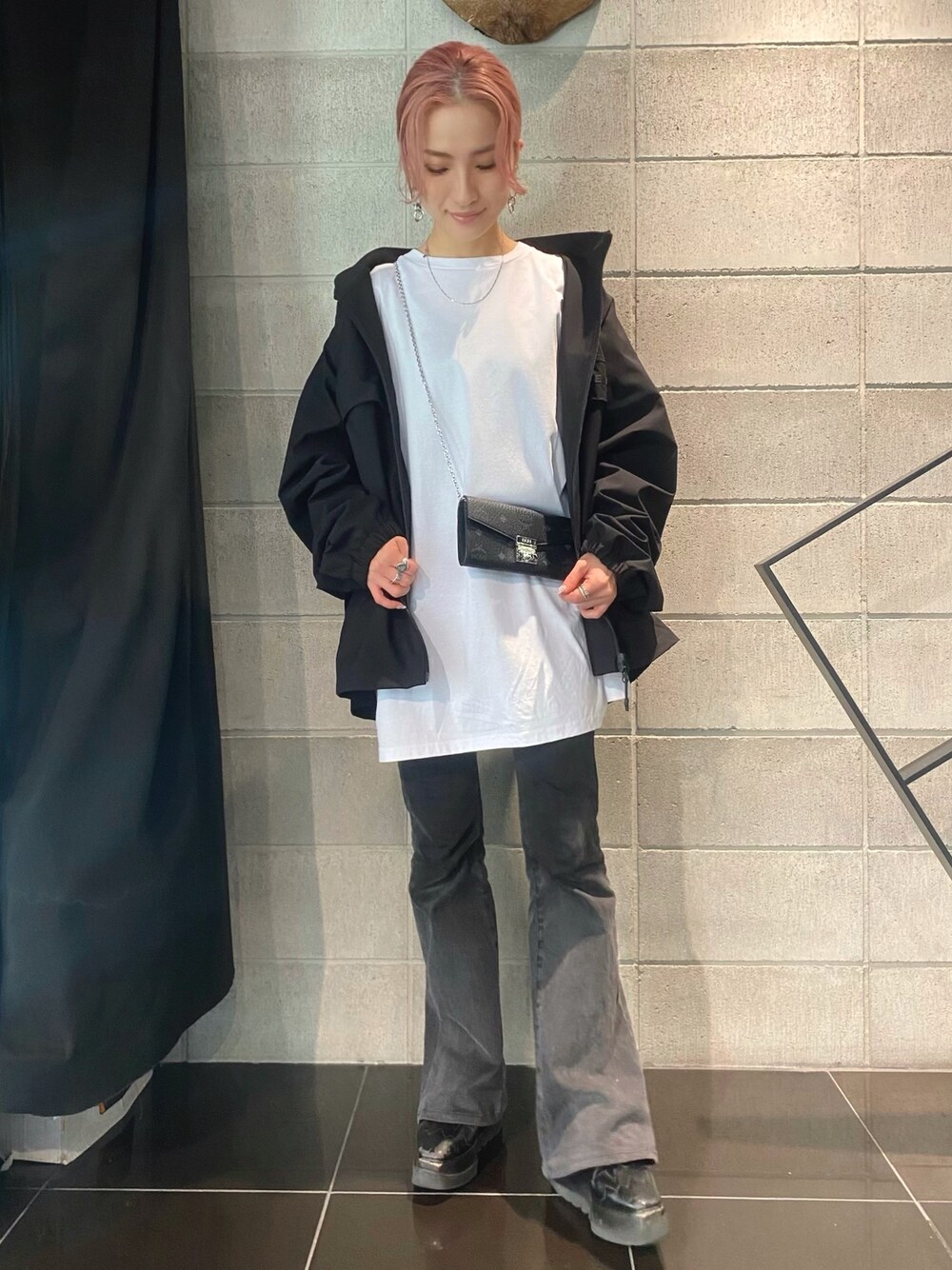 「LHP、デニムパンツ、春アウター、フレアパンツ、モノトーンコーデ、LHP名古屋」｜「DANKE SCHONのDankeSchon/ダンケシェーン/シルケットロンT（Tシャツ/カットソー、ホワイト系）」を使った、hanae maruiさん（レディース・155cm）の冬コーディネートの1枚目の写真