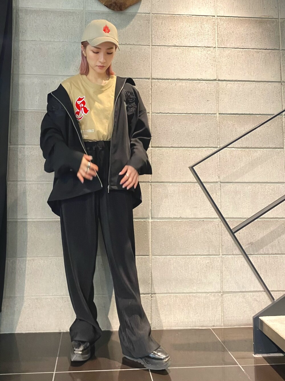 「ベージュ、キャップ、LHP、オーバーサイズ、ワイドパンツ、春コーデ、LHP名古屋」｜「WHITELANDのWHITELAND/ホワイトランド/プリーツパンツ（その他パンツ、ブラック系）」を使った、hanae maruiさん（レディース・155cm）の冬コーディネートの1枚目の写真