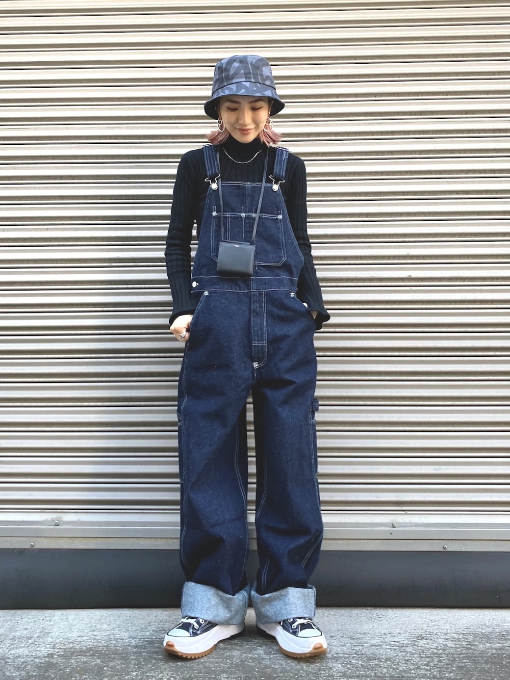 ブルー系のサロペット/オーバーオール、ブルー系のサロペット/オーバーオール、グレー系のハットを着用したレディースの冬コーディネートの1枚目の写真