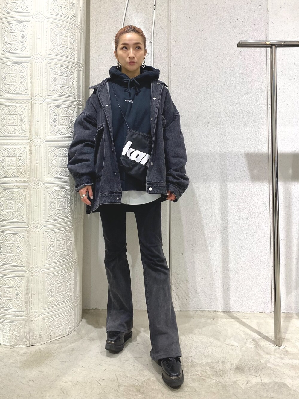 「パンツスタイル、セットアップ、デニム、デニムジャケット、フレアパンツ、LHP、LHP名古屋、パーカー」｜「DANKE SCHONのDankeSchon/ダンケシェーン/DENIM COVER ALL/デニムジャケット（デニムジャケット、ブラック系）」を使った、hanae maruiさん（レディース・155cm）の冬コーディネートの1枚目の写真
