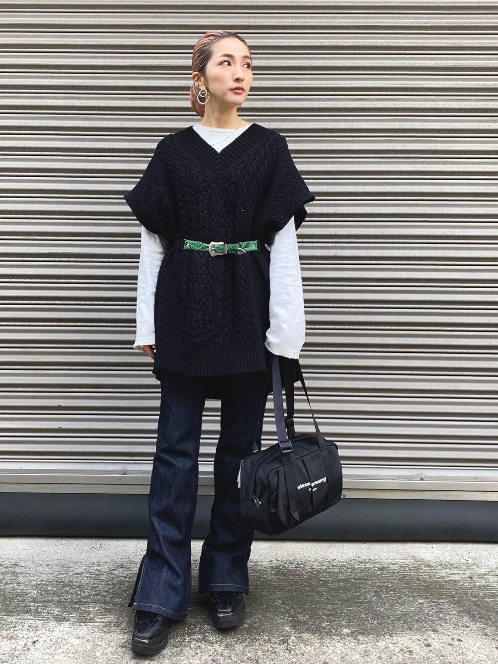 「レイヤードスタイル、ニットベスト、デニム、フレアパンツ、春コーデ、LHP、LHP名古屋、ウエストマーク、パンツスタイル」｜「DANKE SCHONのDankeSchon/ダンケシェーン/ケーブルニットベスト（ニット/セーター、ブラック系）」を使った、hanae maruiさん（レディース・155cm）の春コーディネートの1枚目の写真