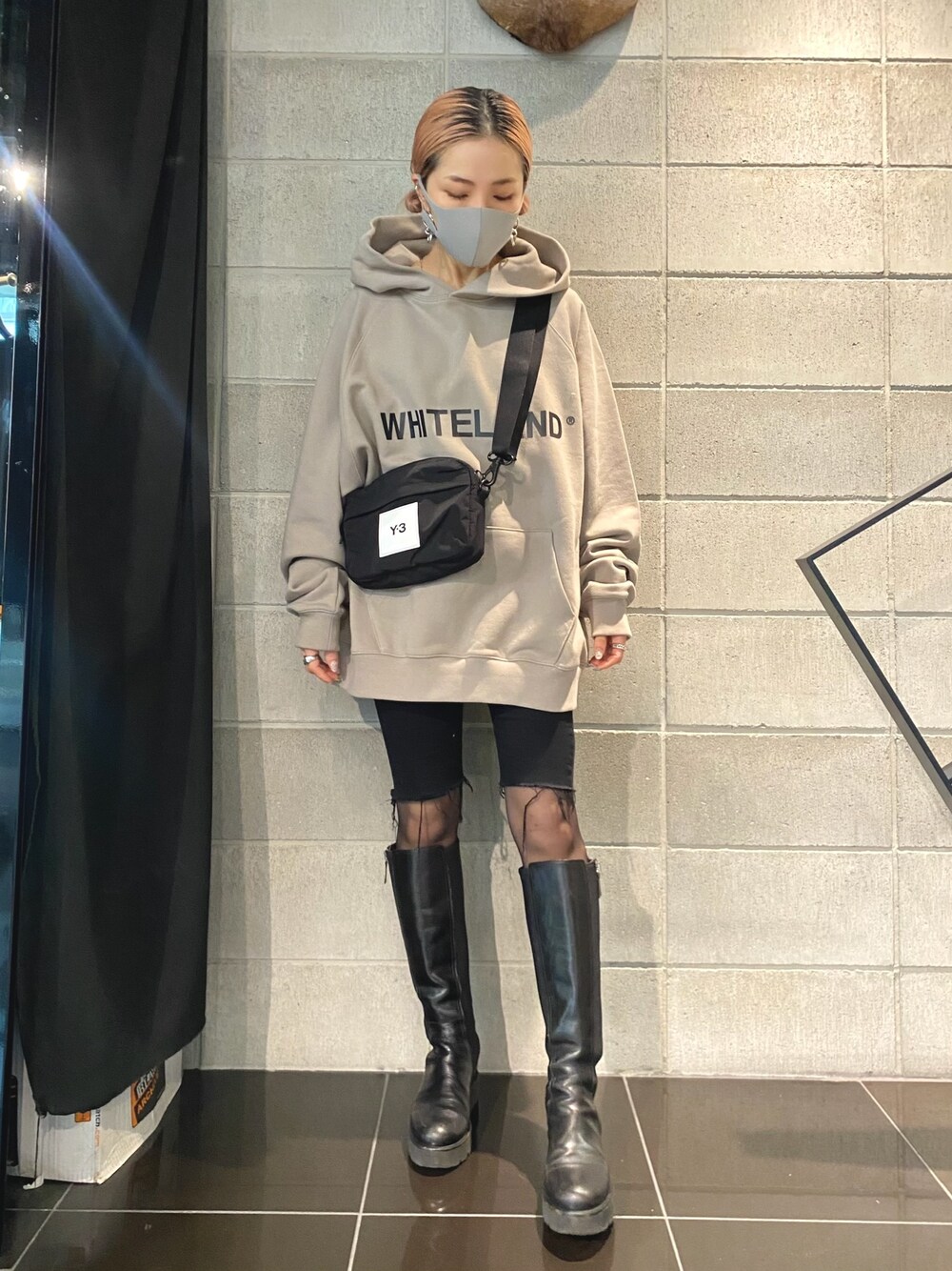 グリーン系のパーカー、グリーン系のパーカー、ブラック系のショルダーバッグを着用したレディースの春コーディネートの1枚目の写真