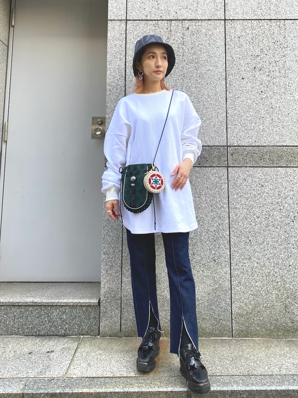 「デニム、ロンT、オーバーサイズ、春、春コーデ、バケットハット、サーマル、はるコーデ、スリットパンツ」｜「DANKE SCHONのDankeSchon/ダンケシェーン/TCトライバルバケットハット（ハット、グレー系）」を使った、hanae maruiさん（レディース・155cm）の春コーディネートの1枚目の写真