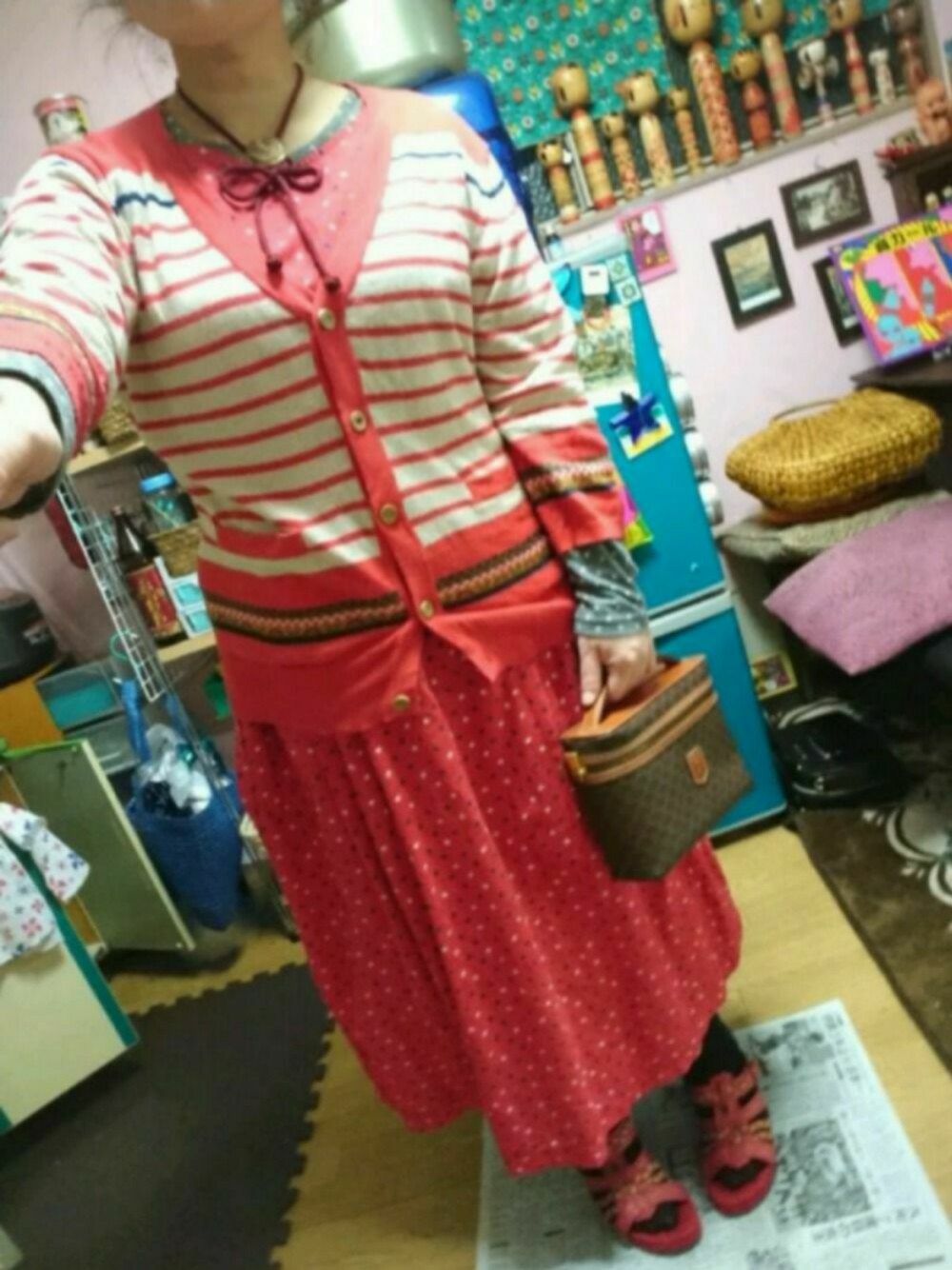 「サンダル靴下、赤、オールドセリーヌ、ワントーンコーデ、ちょうちょ結び、古着好き」｜「古着屋のアイテム（サンダル、レッド系）」を使った、じんじんさん（レディース・148cm）の春コーディネートの1枚目の写真