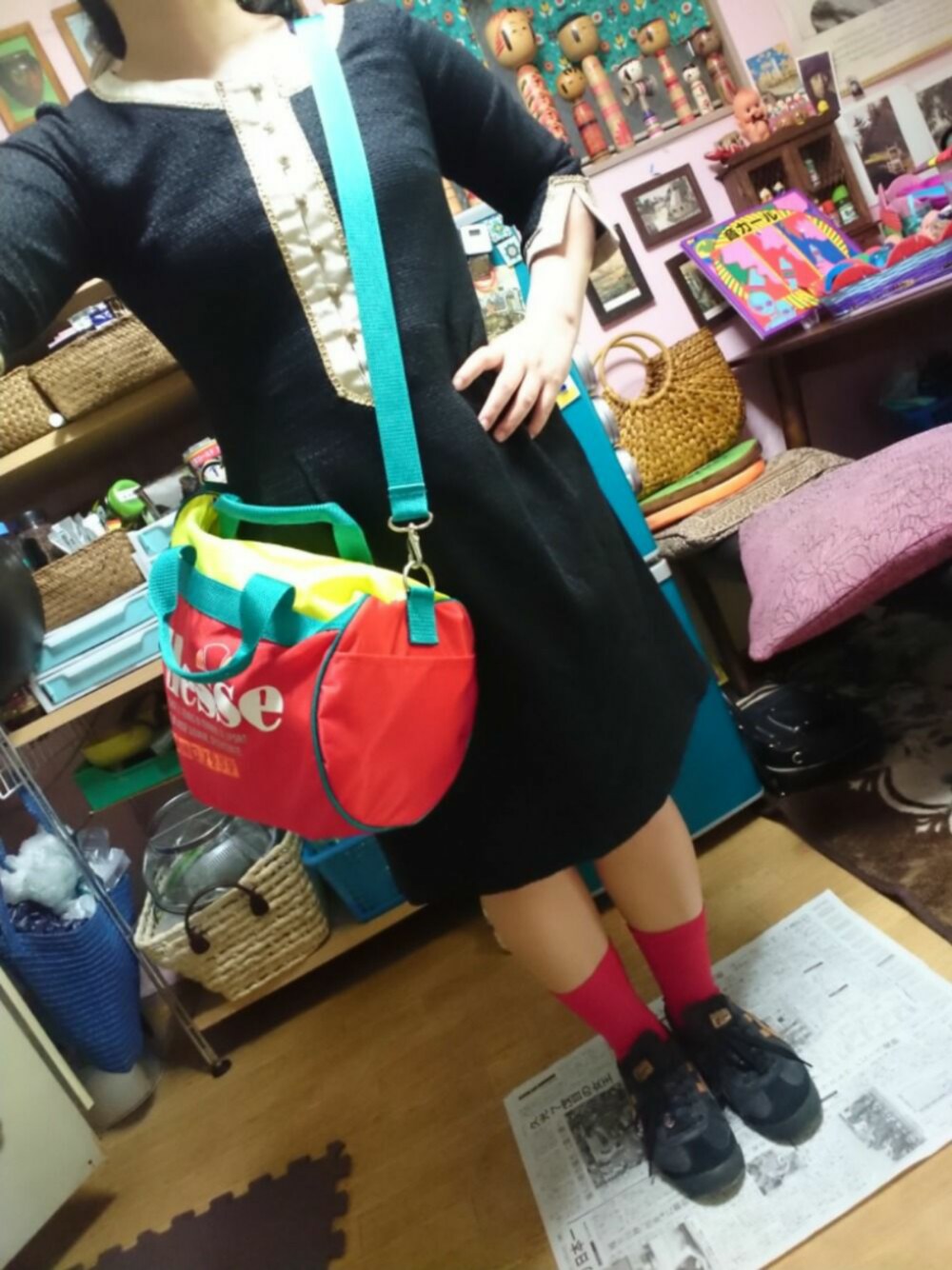 「低身長、オニツカタイガー、スポーツバッグ、古着好き」｜「古着のアイテム（ワンピース、ブラック系）」を使った、じんじんさん（レディース・148cm）の春コーディネートの1枚目の写真