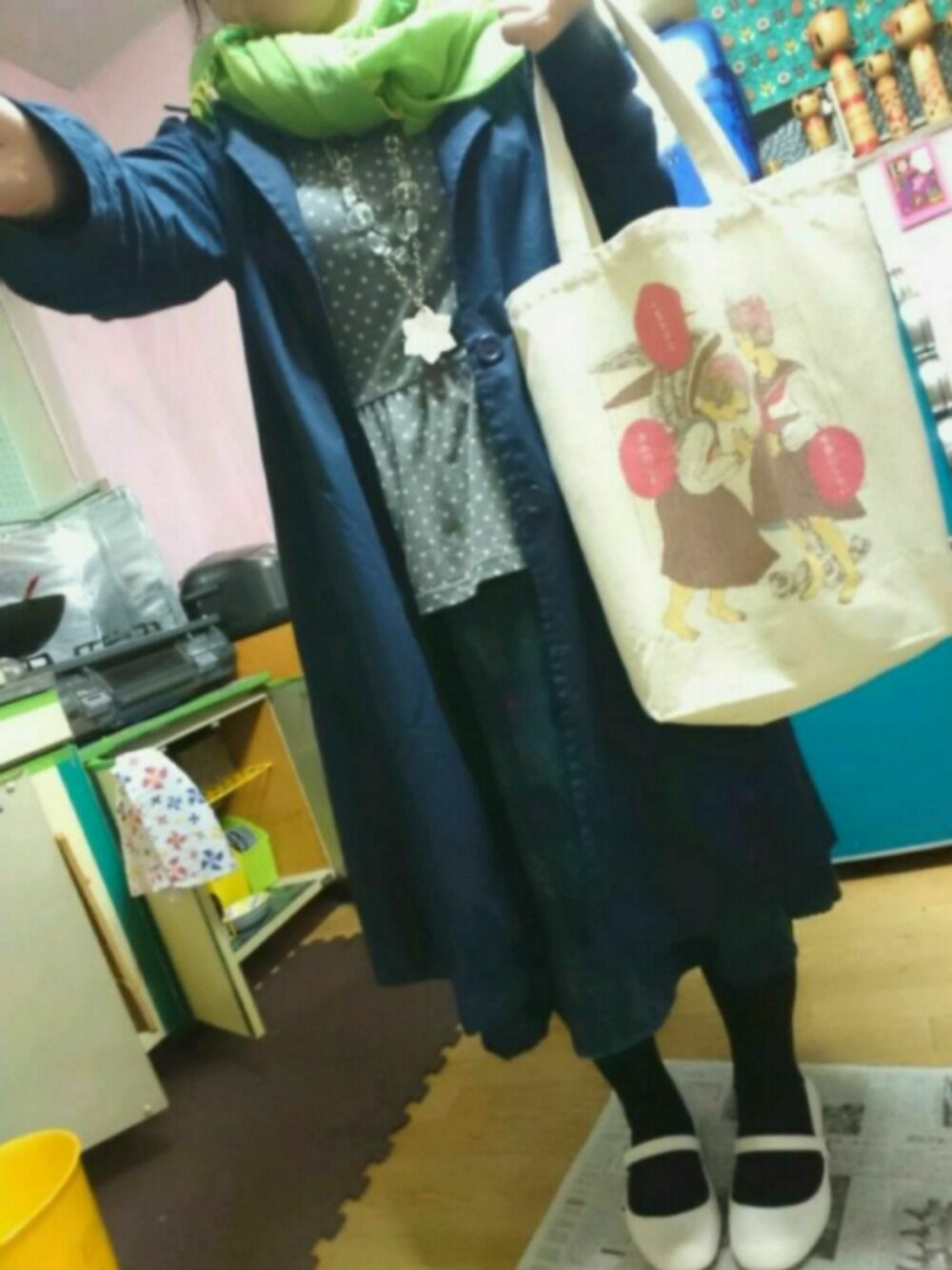 「低身長、原田ちあき、クロックス、ストール、スプリングコート」｜「eka::のアイテム（トレンチコート、ブラック系）」を使った、じんじんさん（レディース・148cm）の春コーディネートの1枚目の写真