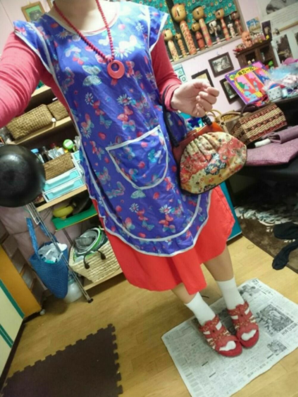「低身長、サンダル靴下、エプロン、ちょうちょ、和柄」｜「古着屋のアイテム（サンダル、レッド系）」を使った、じんじんさん（レディース・148cm）の春コーディネートの1枚目の写真